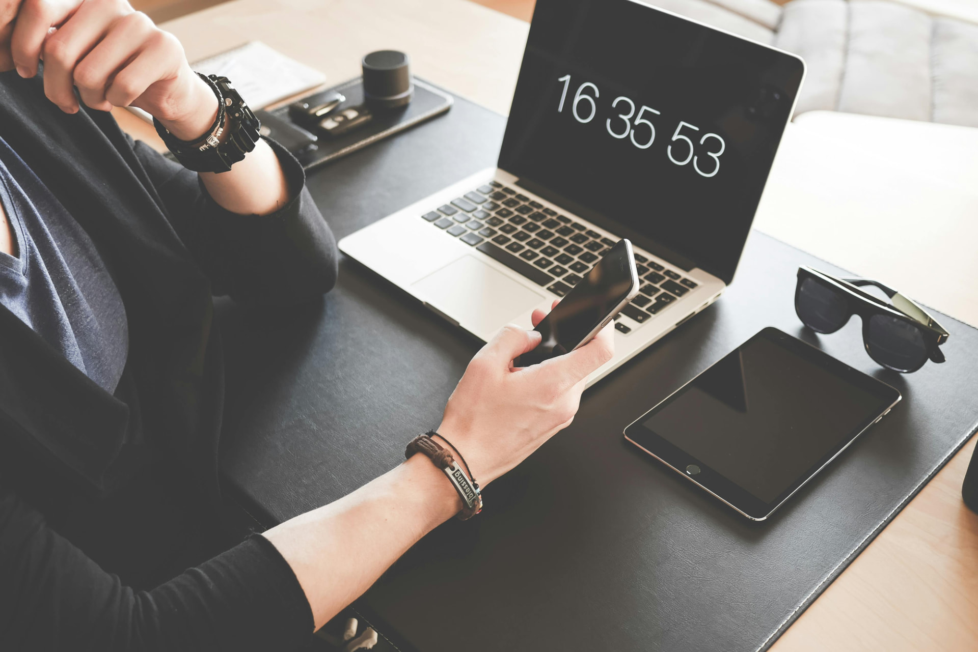 Espace de travail digital avec ordinateur, tablette et téléphone